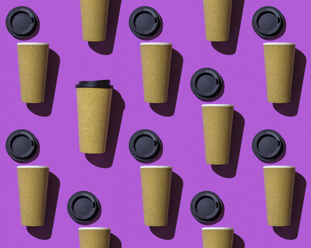 Bezproblémový vzor otevřených papírových kelímků s kávou a jedním uzavřeným. - Fotografie, Obrázek