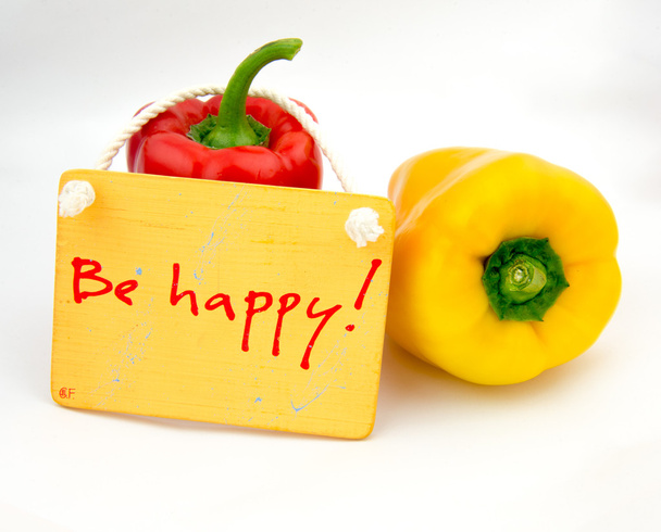 Poivron jaune et rouge avec signe Be Happy
 - Photo, image