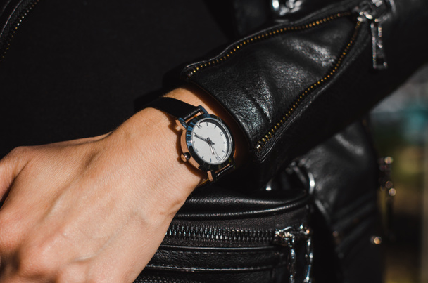 Reloj de moda en la mano de una mujer. Clásico reloj de pulsera con estilo - Foto, imagen
