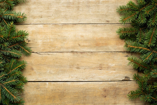 Noel ağacı dalları ve karlı ahşap bir arka plan. Noel konsepti. Pankart. Düz yatış, üst görünüm. - Fotoğraf, Görsel