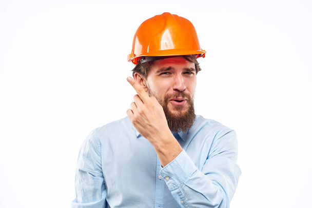 man in de bouw uniform oranje verf industrie professioneel bijgesneden uitzicht - Foto, afbeelding