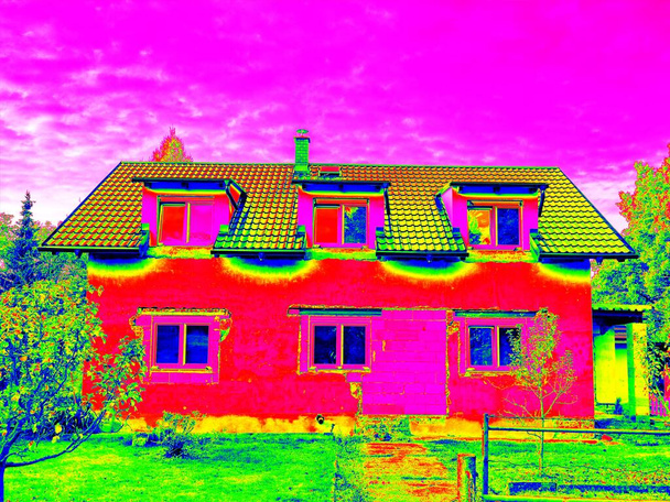 Θερμική μέτρηση διαρροής του οικογενειακού σπιτιού ανανέωσης. Χαμηλή εκπομπή θερμότητας, περιβαλλοντική απόδοση. - Φωτογραφία, εικόνα