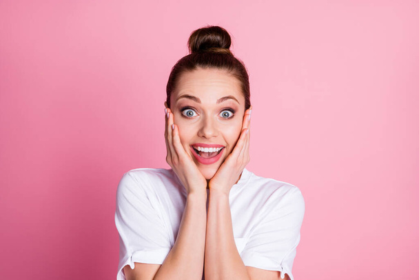 Portrait of astonished positive girl hear wonderful novelty touch face hands scream wear good look clothes isolated over pink color background - Foto, Imagen