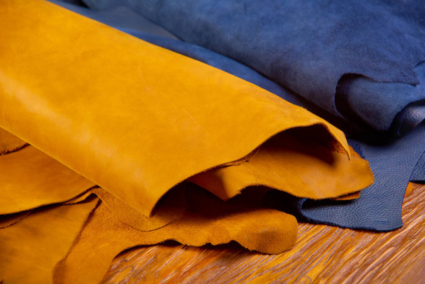 D'énormes rouleaux de cuir naturel marron et bleu. Concept de matériaux pour l'artisanat en cuir - Photo, image