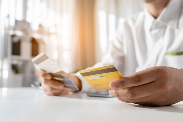 Close up χέρι άνθρωπος κρατώντας και επιλέγοντας πιστωτική κάρτα για να χρησιμοποιήσετε. Επιχειρηματίας χρησιμοποιούν πιστωτικές κάρτες για τη διεξαγωγή των χρηματοπιστωτικών συναλλαγών - Φωτογραφία, εικόνα