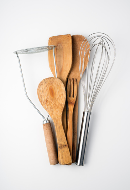 Set de utensilios de cocina sobre fondo claro. - Foto, imagen