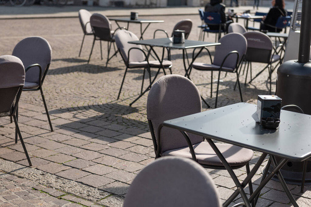 Close-up de mesa de ferro vazia no restaurante ou café ao ar livre. Tempos de bloqueio. - Foto, Imagem