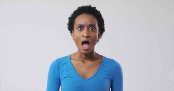 Mujer afroamericana conmocionada sobre fondo blanco - Metraje, vídeo