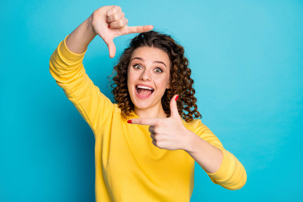 Close-up portrait of her she nice attractive cheerful cheery glad wavy-haired girl showing frame having fun enjoying leisure isolated over bright vivid shine vibrant blue color background - Fotoğraf, Görsel