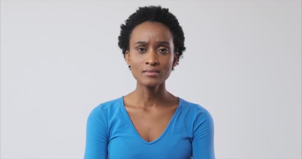 Geschockte Afroamerikanerin über weißen Hintergrund - Filmmaterial, Video