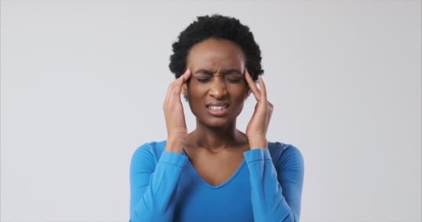 Mujer que sufre de dolor de cabeza intenso - Imágenes, Vídeo