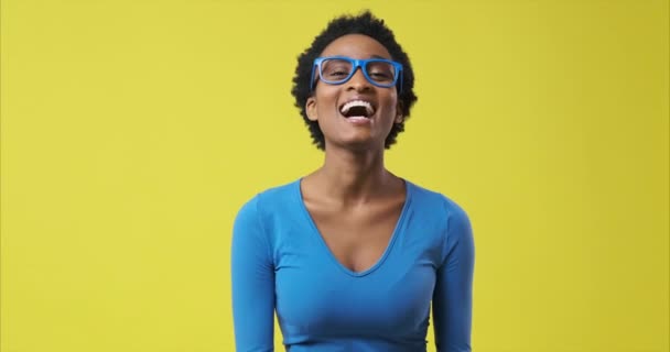 Mujer afroamericana riendo sobre fondo amarillo - Metraje, vídeo