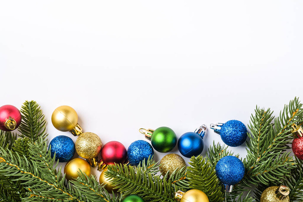 Composition de Noël avec espace de copie. Ornement coloré, boules et aiguilles de sapin décorations, vue de dessus - Photo, image