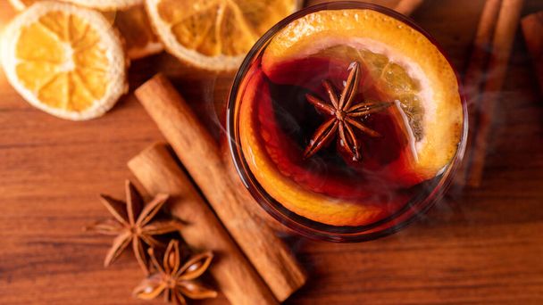 ドイツの伝統的な冬のクリスマスマーケット新しい年末の休日の祭りは、グルウウィンを飲みますスパイスとホット暖かい赤ワイン柑橘系の芳香のシナモンスターアニス - 写真・画像