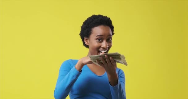 Szczęśliwa kobieta wyrzucająca pieniądze - Materiał filmowy, wideo