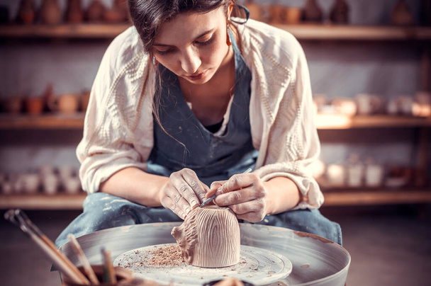 陶芸家はろくろに土鍋を作ります。陶芸家の手を閉じてください。古代の工芸品や陶器の手作り作品 - 写真・画像