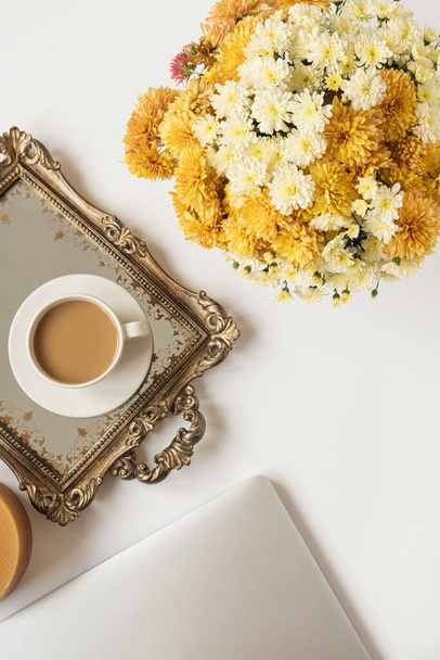 Lifestyle blog, koncept sociálních médií. Flatlay ženské minimální pracovní prostor s notebookem, šálek kávy a krásné květiny kytice na bílém stole. Pohled shora, obchod, práce stylové složení. - Fotografie, Obrázek