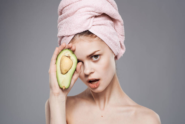 Donna allegra con un asciugamano in testa Vitamine della pelle sane avocado e trattamenti termali - Foto, immagini