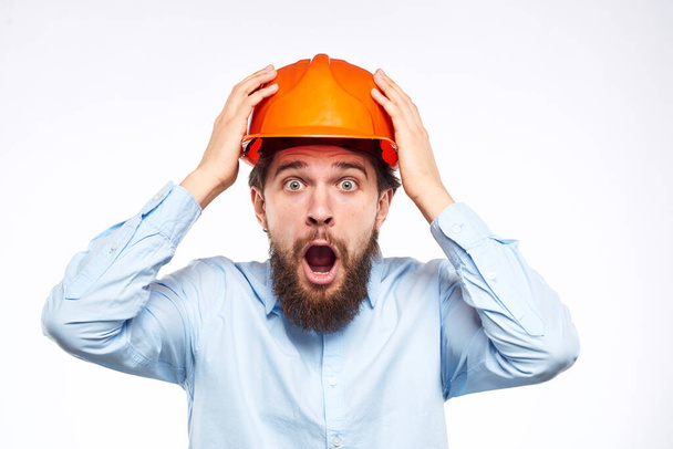 Uomo in camicia casco arancione Lavori di ingegneria costruzione vista ritagliata - Foto, immagini