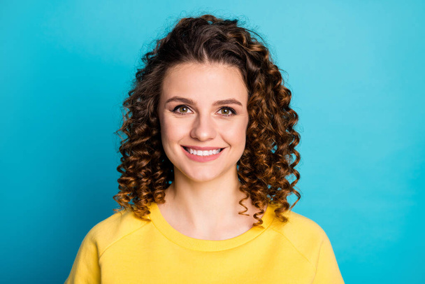 Close-up portrait of her she nice-looking attractive lovely cute cheerful cheery content wavy-haired girlfriend isolated over bright vivid shine vibrant blue color background - Foto, Bild