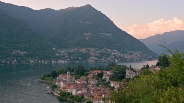 Италия, озеро Комо Ландшафт с лодками, небом и облаками, Вид с высокой точки  - Кадры, видео