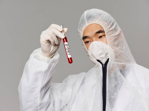 Diagnóstico de auxiliares de laboratorio masculino analiza epidemia de coronavirus en salud - Foto, imagen