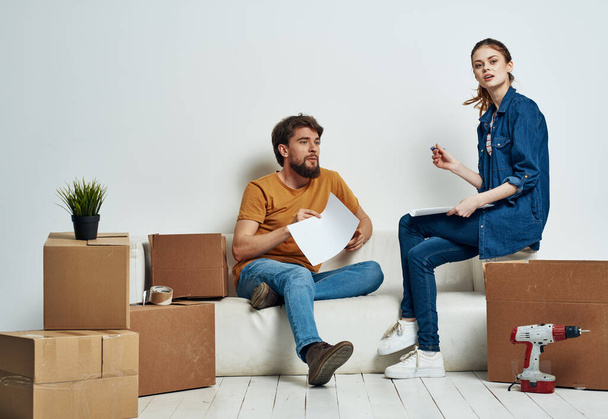 Παντρεμένο ζευγάρι σε νέο διαμέρισμα κινείται κουτιά με χαρά πράγματα - Φωτογραφία, εικόνα