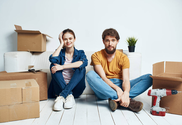 Чоловік і жінка з порожніми ящиками Переїзд в інтер'єр квартири
 - Фото, зображення