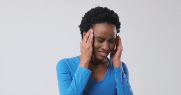 Женщина, страдающая от ужасной головной боли - Кадры, видео