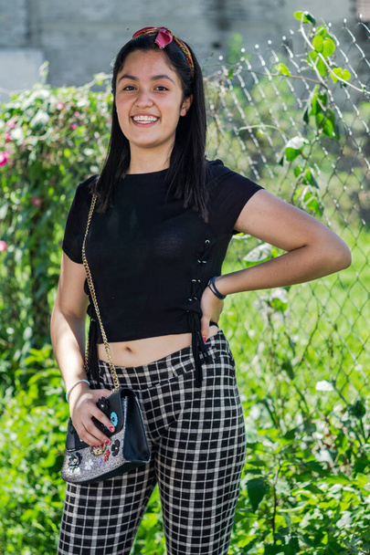 mladý latina s úsměvem a procházky v městském parku - Fotografie, Obrázek
