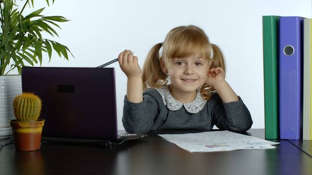 Kleutermeisje afstand online leren thuis. Kind studeren met behulp van digitale laptop computer - Foto, afbeelding