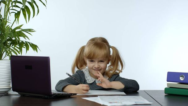 Przedszkola dziewczynka odległość online uczenia się w domu. Dzieciak studiuje za pomocą komputera cyfrowego laptopa - Zdjęcie, obraz