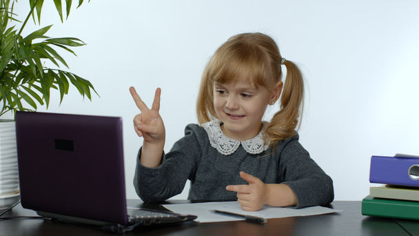 Esikoulu lapsi tyttö etäisyys verkossa oppimista kotona. Kid opiskelee digitaalisen kannettavan tietokoneen avulla - Valokuva, kuva