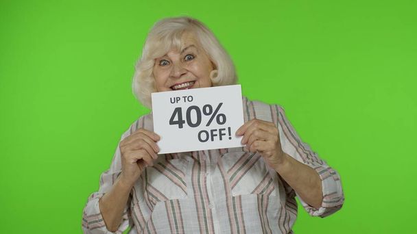 Senior γιαγιά δείχνει Πώληση 40 τοις εκατό off banner διαφήμιση. Online αγορές. Μαύρη Παρασκευή - Φωτογραφία, εικόνα
