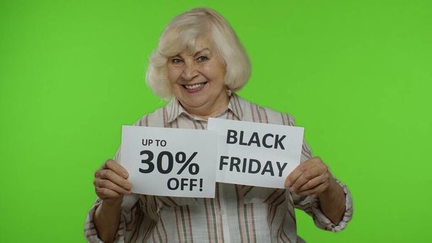 Starší babička ukazuje Černý pátek, 30% sleva reklamní bannery. Klíč Chroma - Fotografie, Obrázek