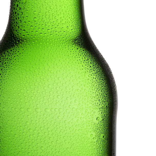 yeşil çiy soğuk bira köpük brewery disko yaz partisi damlayan bira şişesi darboğaz yoğunlaşma - Fotoğraf, Görsel