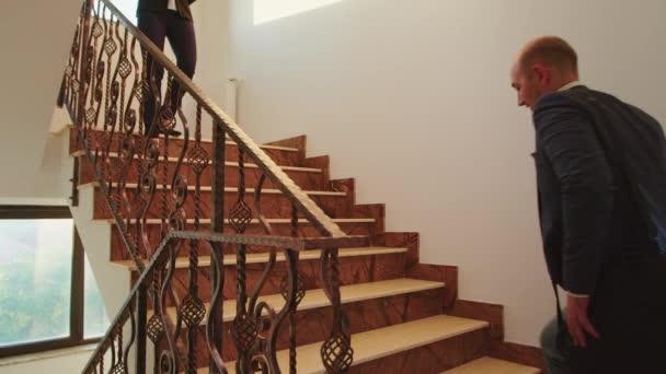 Biznesmeni spotykają się na schodach i podają sobie ręce - Materiał filmowy, wideo