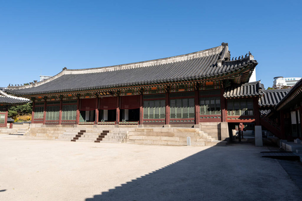 Varios edificios históricos tradicionales coreanos del palacio de Deoksugung en Seúl, Corea del Sur - Foto, Imagen