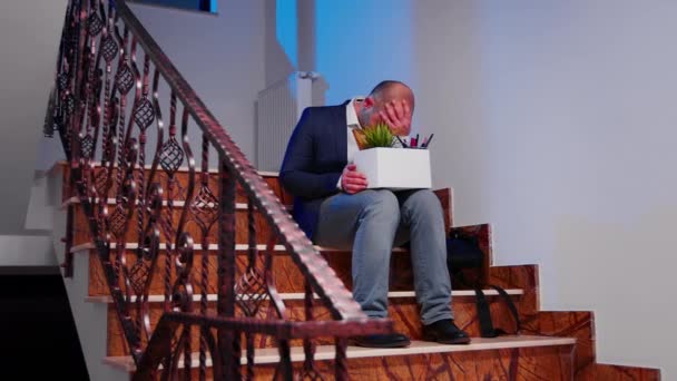 Munkanélküli üzletember ül az irodai lépcsőn - Felvétel, videó