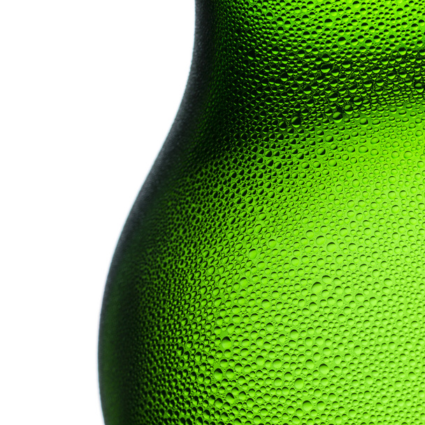 sör üveg szűk keresztmetszetet kondenzációs csöpögött a zöld hideg harmat sör bevezetésekor sörgyár disco nyári party - Fotó, kép