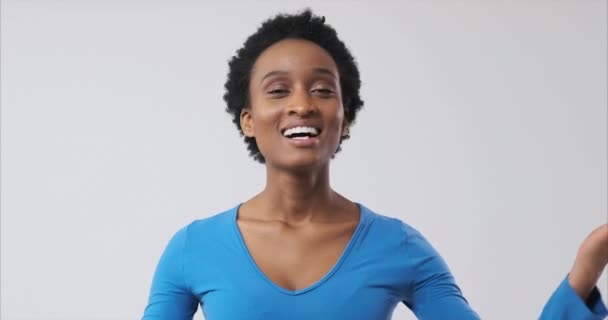 Zufriedene Frau schickt fliegendes Küsschen in die Luft - Filmmaterial, Video