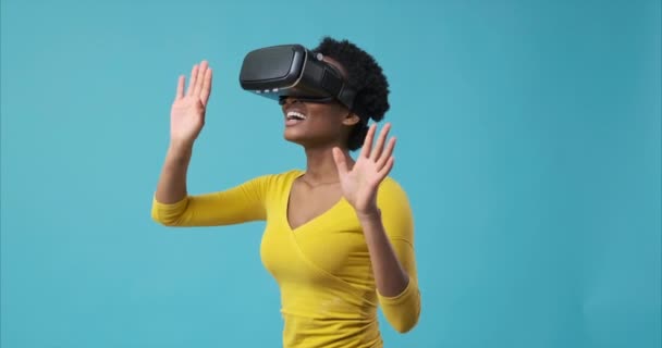 Mujer con auriculares VR pulsando el botón en la pantalla virtual - Metraje, vídeo