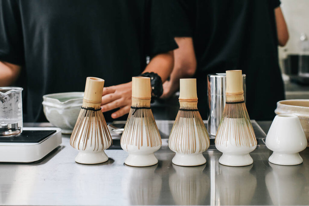 Feche o batedor de bambu feito à mão para chá verde. Cerimônia do chá japonês. Matcha.. - Foto, Imagem