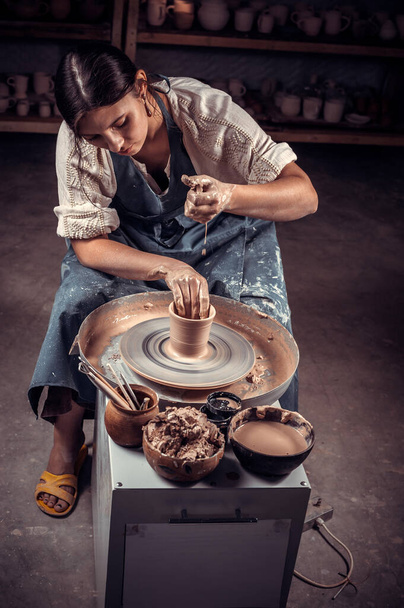 Artesano con estilo está trabajando en la rueda de cerámica. Artesanía popular. - Foto, imagen