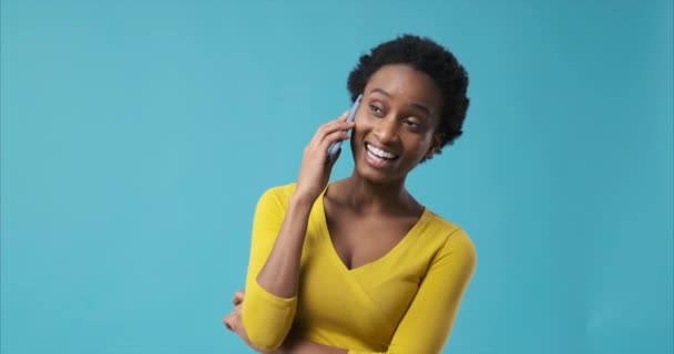 Mujer feliz hablando por teléfono móvil - Metraje, vídeo