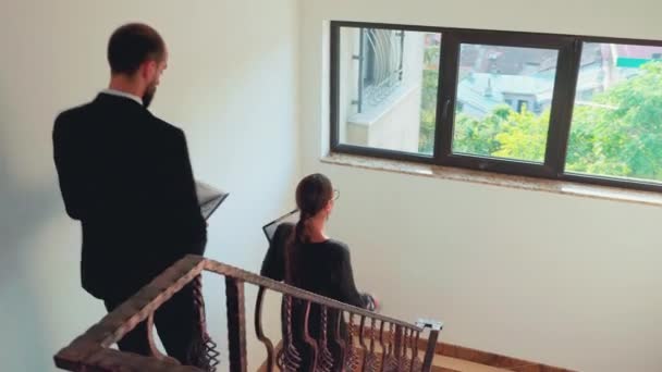 Korporacyjny zespół biznesowy porusza się po ruchliwych schodach - Materiał filmowy, wideo