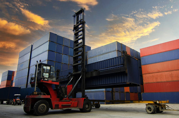 Container im Hafen, Shipping & Transportkonzept und Containerentladung im Seeverkehr in der weltweiten Logistik - Foto, Bild