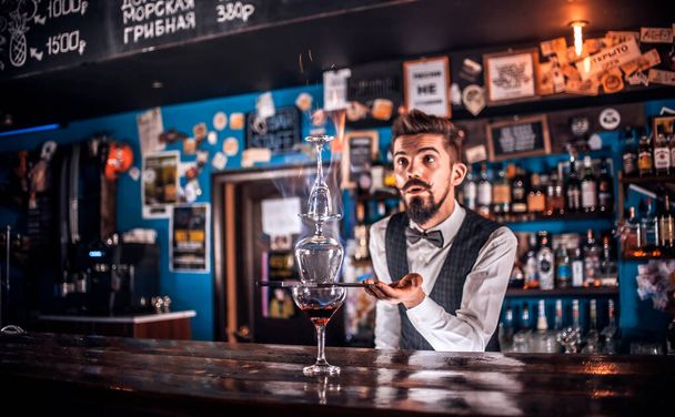 Бармен делает коктейль в пивоварне - Фото, изображение