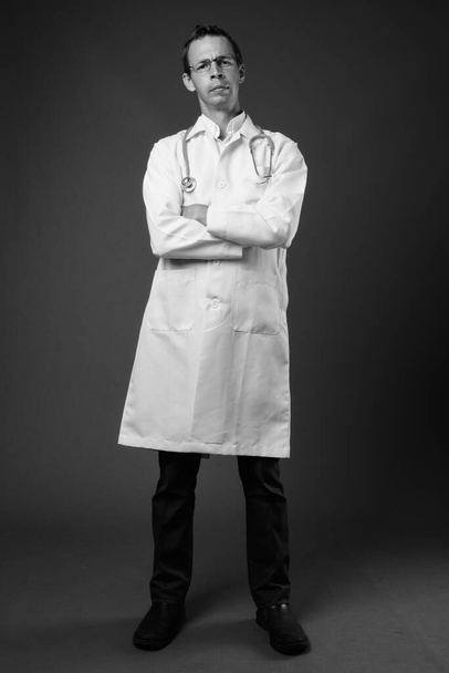 Studio shot of man doctor against gray background - Fotoğraf, Görsel