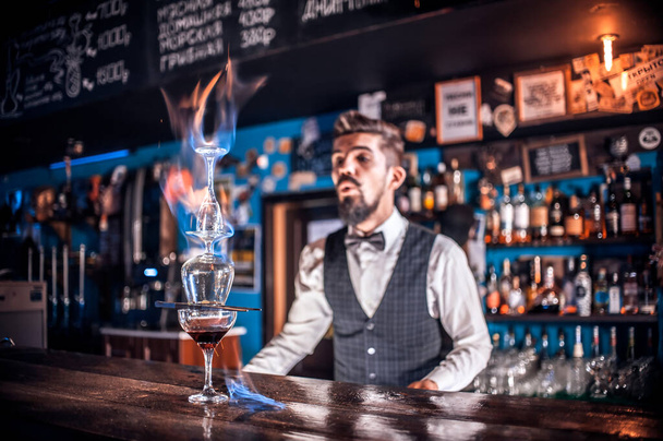 Barman crea un cóctel en la taberna - Foto, imagen